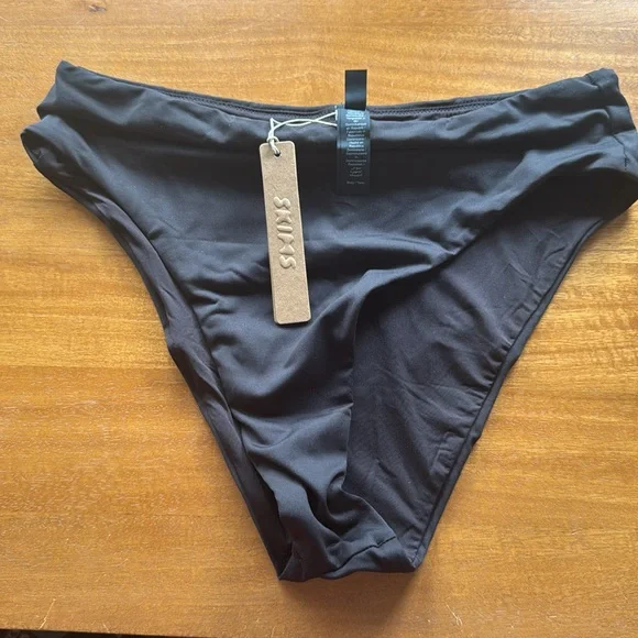 SKIMS high waisted bikini bottoms - Picture 4 of 5